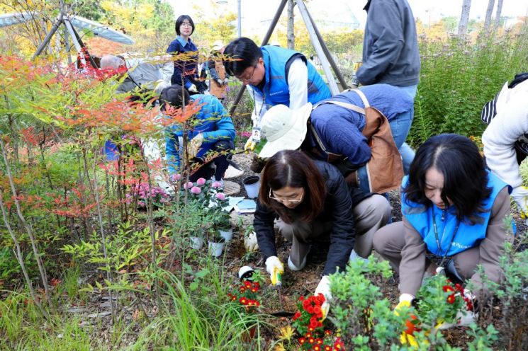 도심 정원에 '초록' 심었네… 근로복지공단, 도심정원 가꾸기 탄소중립 캠페인