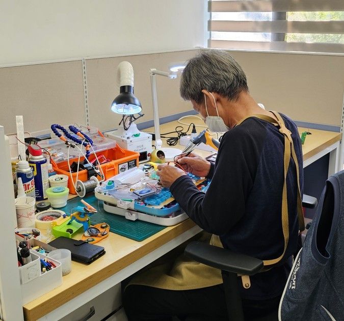 한 달 100개씩 고쳐…'인기 만점' 강동구 '장난감 수리센터'