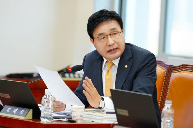 국감 활동 중인 김대식 의원.