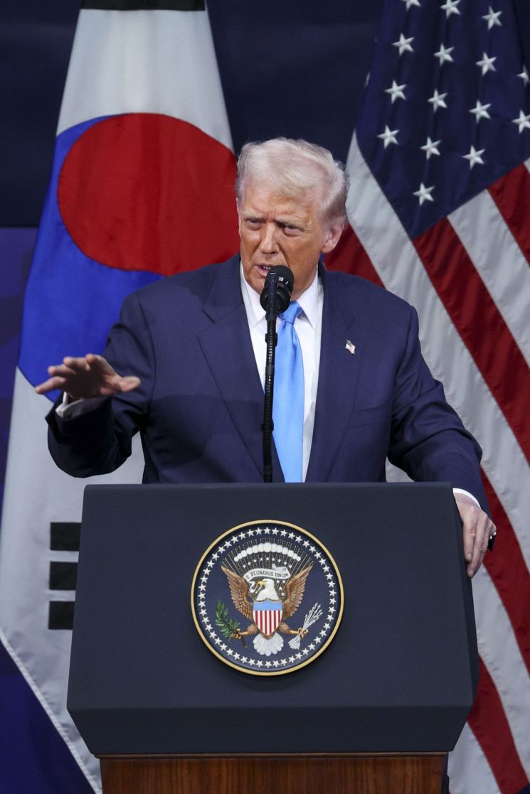 도널드 트럼프 미국 대통령이 29일 경북 경주 예술의전당에서 열린 '2025 아시아태평양경제협력체 최고경영자 서밋(APEC CEO SUMMIT)'에 참석해 연설하고 있다. 연합뉴스