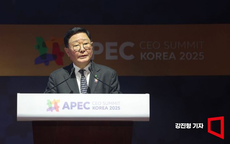 조석 HD 현대 부회장이 29일 경북 경주예술의전당에서 열린 아시아태평양경제협력체(APEC) 정상회의 최고경영자(CEO) 서밋에서 ‘지’속가능한 미래를 위한 탄소 중립과 에너지 안보’를 주제로 연설하고 있다. 강진형 기자