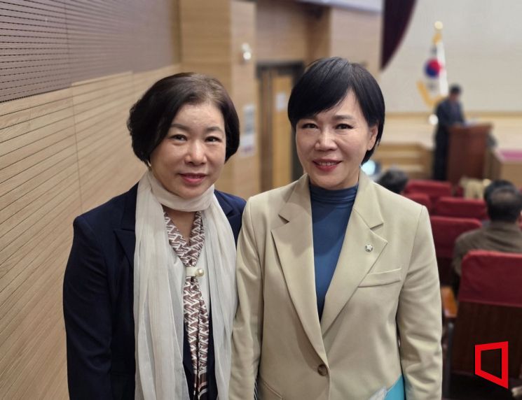 전현희 더불어민주당 최고위원(오른쪽) 김정림 안동시의원이 시상에서 기념촬영 학 있다. 권병건 기자