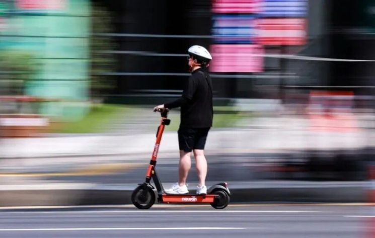 전동킥보드를 타는 모습. 사진은 기사 중 특정 표현과 관련 없음. 연합뉴스
