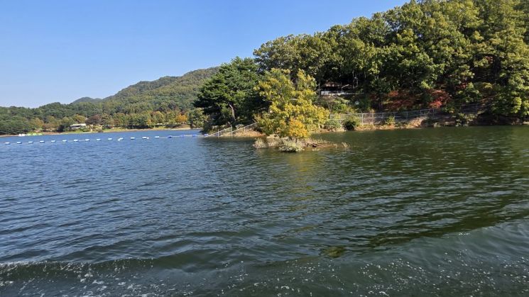 대청호에서 바라본 청남대 모습(사진=모석봉 기자)