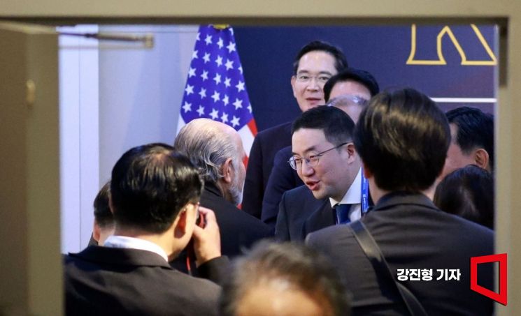 "집 대신 비행기 택했다"‥설 연휴 반납한 '총수 경영학'