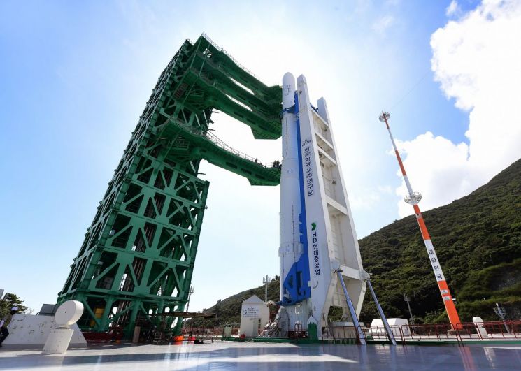 지난 9월 16일 전남 고흥군 나로우주센터 발사대에 누리호가 4차 발사를 앞두고 최종 시험을 위해 기립해 있다. 연합뉴스 제공
