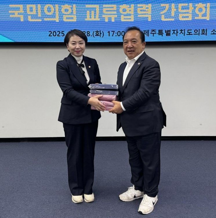 국민의힘 홍나영(좌) 세종시의회 원내대표가 제주도의회로 부터 기념품을 받으며 기념 촬영을 하고 있다. /사진= 의원실 제공