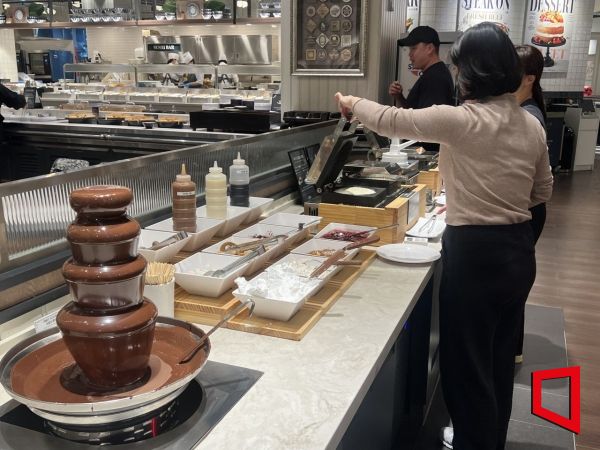 28일 서울 광진구에 위치한 애슐리퀸즈 구의이스트폴점에서 한 고객이 와플 코너를 이용하고 있다. 한예주 기자