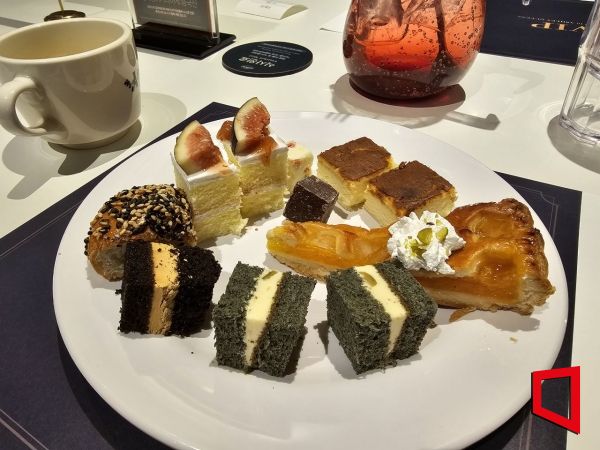 애슐리퀸즈의 '디저트타임'에서는 9900원으로 케이크와 커피, 와플과 과일까지 '무제한'으로 즐길 수 있다. 한예주 기자