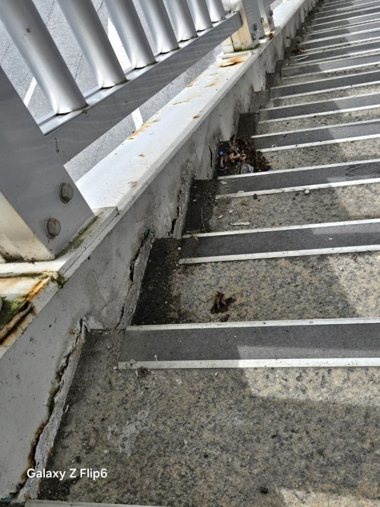 경기도 감사위원회가 지난 8월 도내 육교 등을 대상으로 점검하는 과정에서 확인한 계단 연석부 균열 사진