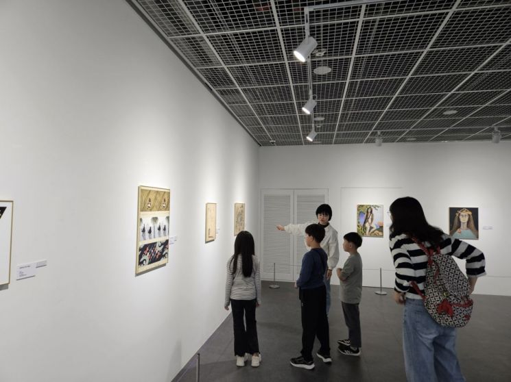 천경자 화백 추모 10주기 리마스터전 'RE:Chun Kyung-Ja 환상여행'이 개막 이후 한 달 만에 3천여 명의 관람객을 기록하며 큰 호응을 얻고 있다. 고흥군 제공