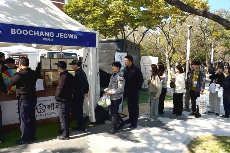 경주 컨벤션센터 인근 K푸드 스테이션에서  사람들이 제품을 제품을 받기 위해 기다리고 있다. FG제공