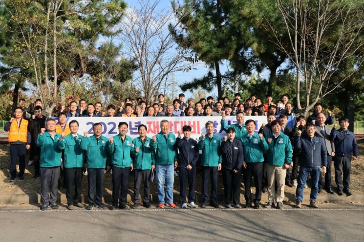 부산교통공사가 ‘배터리 화재·차량 고장 복합재난’ 실전대응 훈련을 실시하고 기념촬영하고 있다. 부산교통공사 제공