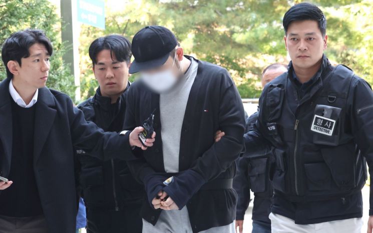 인천 아파트 지하 주차장에서 유명 유튜버를 납치하고 살해하려 한 남성 2명이 지난 10월29일 인천 미추홀구 인천지방법원에서 열린 구속 전 피의자 심문(영장실질심사)에 출석하고 있다. 연합뉴스