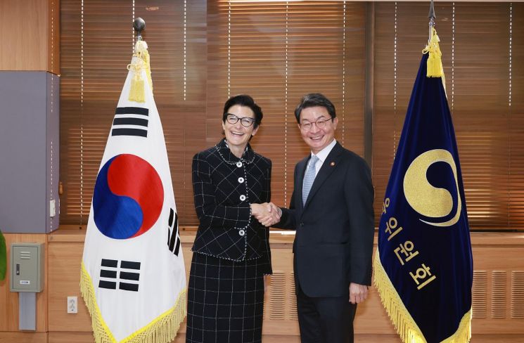 이억원 금융위원장(오른쪽)이 30일 오전 정부서울청사에서 제인 프레이저 씨티그룹 이사회 의장 겸 최고경영자(CEO)와 면담했다. 이 위원장은 프레이저 CEO에게 한국의 혁신기업에 대한 금융지원을 강화해달라고 요청했다.금융위 사진제공