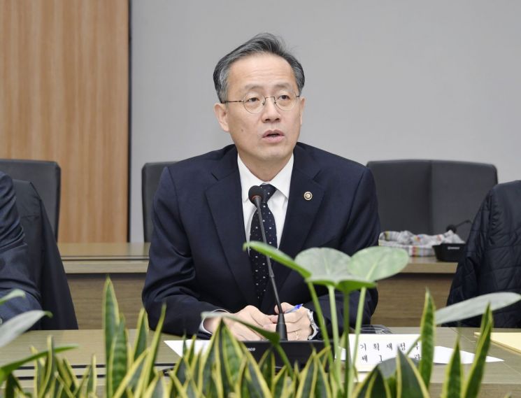 이형일 기획재정부 차관이 30일 오전 서울 영등포구 한국수출입은행에서 열린 '거시경제금융회의'를 주재, 모두발언을 하고 있다.