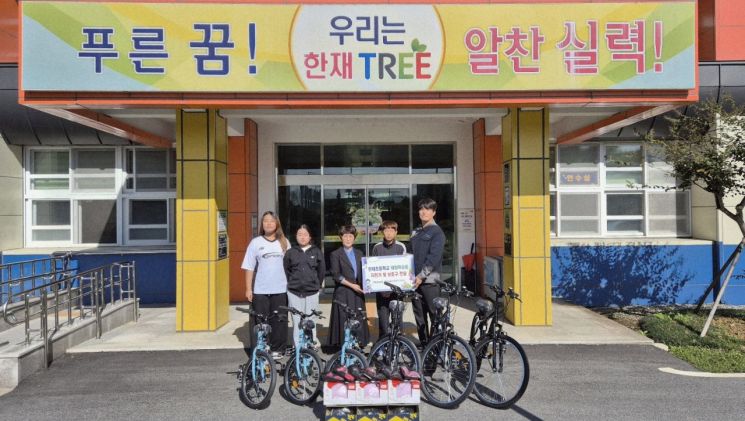 한솔페이퍼텍이 전남 담양군 한재초등학교에 자전거 등 물품을 지원하고 기념 사진을 촬영하고 있다. 한솔그룹