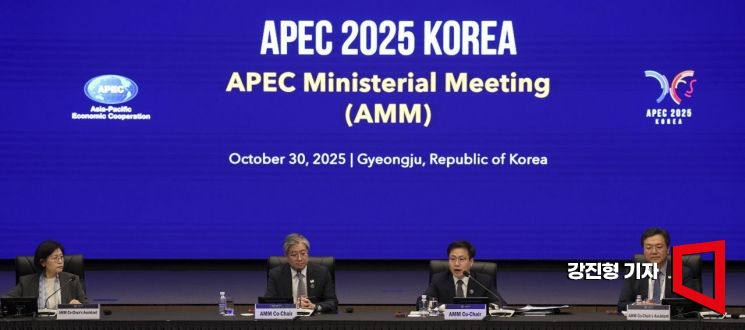 여한구 산업통상자원부 통상교섭본부장이 30일 경주 소노캄에서 열린 '아시아태평양경제협력체(APEC) 외교통상합동각료회의'에 참석해 개회사하고 있다. 2025.10.30 강진형 기자