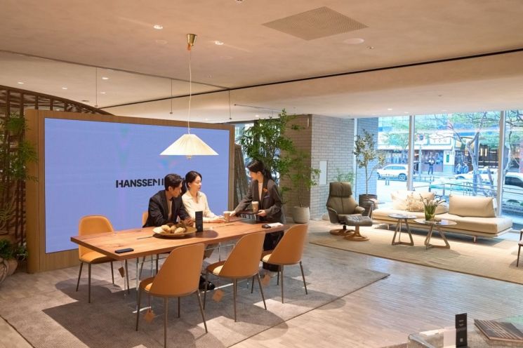 On the 30th, a customer is receiving consultation at the newly renovated "Hanssem Flagship Busan Centum." Hanssem