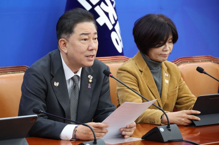 한정애 더불어민주당 정책위의장(오른쪽)이 30일  국회에서 열린 국정감사대책회의에서 발언차례를 기다리고 있다. 연합뉴스.