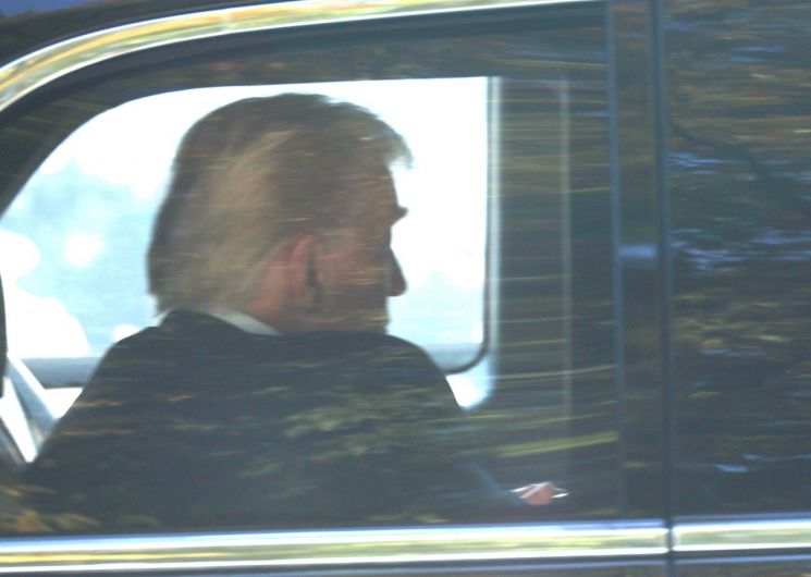 도널드 트럼프 미국 대통령이 30일 경주 힐튼호텔에서 전용 리무진 '더비스트'를 타고 인근 헬기장으로 이동하고 있다. 트럼프 대통령은 전날 아시아태평양경제협력체(APEC) 행사와 한미정상회담 등을 위해 방한한 뒤 경주에서 1박 2일 일정을 소화했다. 연합뉴스