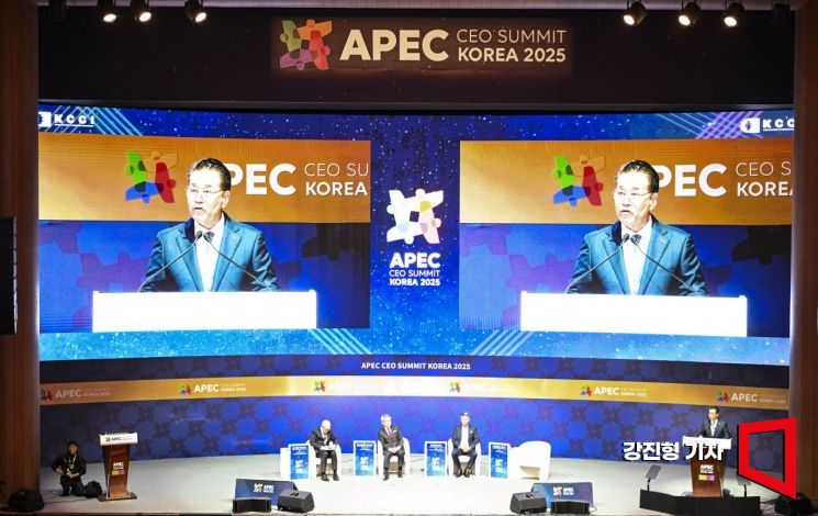 [포토] 장인화 회장, '탄력적이고 친환경적인 글로벌 공급망 구촉'