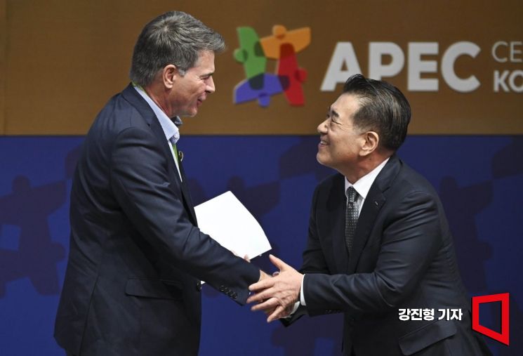 [포토] 악수하는 장인화 포스코 회장-게리 코르테 핸콕 CEO