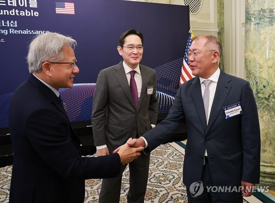 이재용 삼성전자 회장, 정의선 현대차그룹 회장이 8월 미국 워싱턴DC 윌라드 호텔에서 열린 한미 비즈니스 라운드 테이블에서 젠슨 황 엔비디아 최고경영자와 인사하고 있다.