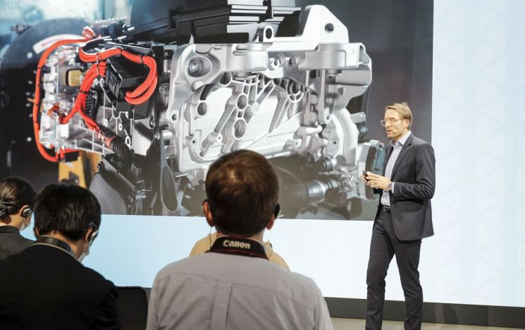 미하엘 라트 BMW그룹 수소부문 총괄부사장이 수소연료전지 시스템에 관해 설명하고 있다. 한국자동차기자협회 제공