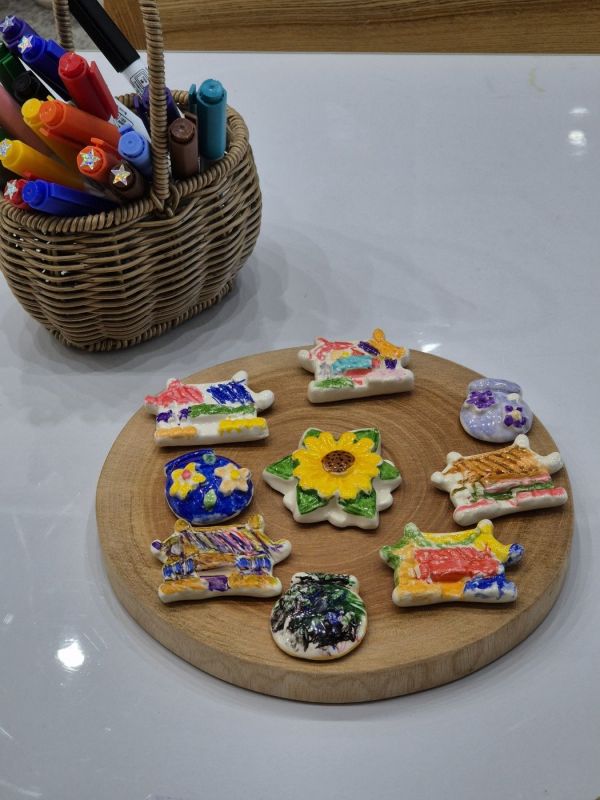 도자마그넷 채색 결과물. 화순군 제공