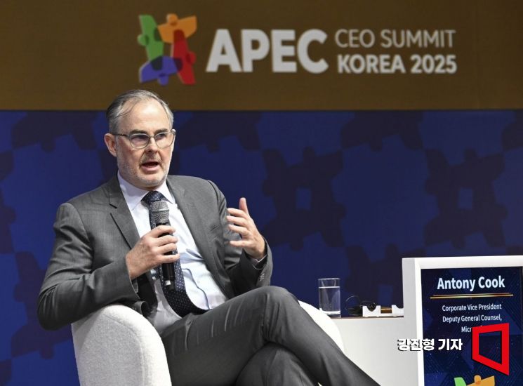 앤터니 쿡 마이크로소프트(MS) 부사장이 30일 경북 경주 예술의전당에서 열린 아시아태평양경제협력체(APEC) 정상회의 최고 경영자(CEO) 서밋 '세션 12: 책임 있는 AI 확산과 확장을 위한 공공-민간 협력'을 주제로 발표하고 있다. 강진형 기자