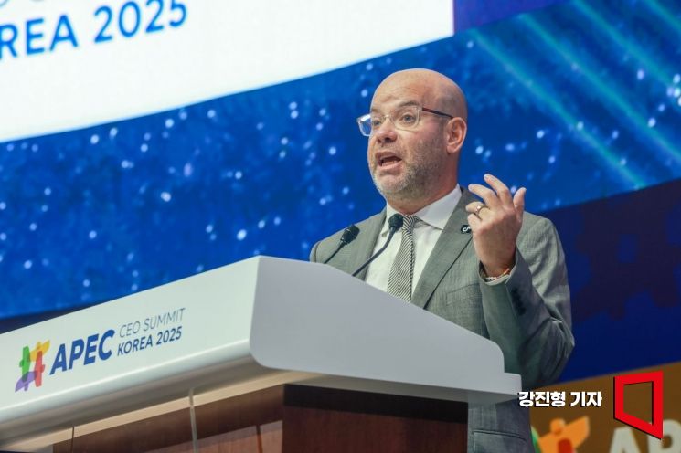 에릭 에벤스타인 틱톡 공공정책 미주 총괄이 30일 경주 예술의전당에서 열린 아시아태평양경제협력체(APEC) 정상회의 최고 경영자(CEO) 서밋'에 참석해 발표하고 있다. 강진형 기자