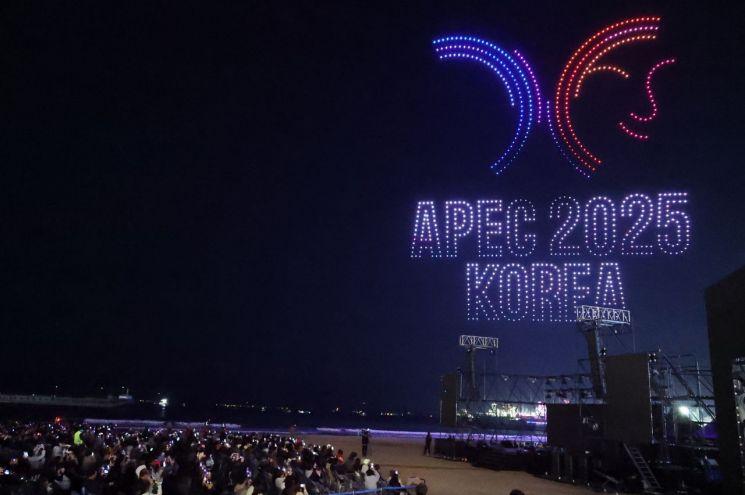 APEC 성공 기원, 포항 영일대 하늘 수놓다… 불꽃·드론쇼에 8만명 운집