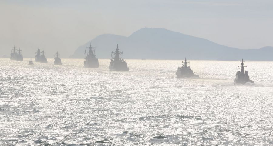 지난달 부산 앞바다에서 열린 해군 창설 80주년 '2025 대한민국해군 관함식'이 진행되고 있다. 이날 관함식에는 해군의 이지스구축함(DDG)과 3,000톤급 잠수함(SS-Ⅲ), 대형수송함(LPH), 상륙함(LST-Ⅱ) 등 함정 31척을 비롯해 해군·해병대, 육·공군, 해경 항공기 18대, 무인수상정과 무인항공기가 참가해 해상사열과 훈련시범을 선보였다. 2025.9.26  연합뉴스