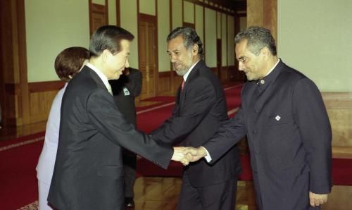 2002년 당시 김대중 전 대통령 내외와 악수하는 구스망 총리의 모습. e영상역사관