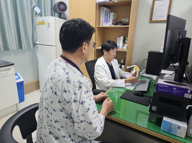 전남대학교병원 공공임상교수로 채용돼 목포시의료원에 파견된 재활의학과 강정중 교수가 환자에게 상태를 설명하고 있다. 전남대학교병원 제공.