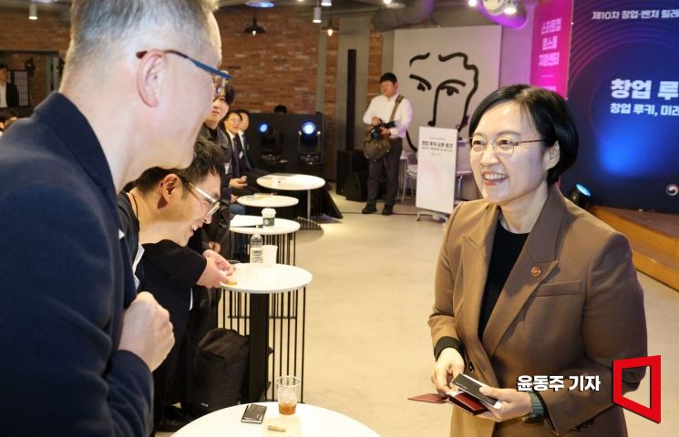 한성숙 중소벤처기업부 장관이 지난해 서울 강남구 딥스타운S6에서 열린 창업벤처 릴레이 간담회 '창업 루키 오픈 토크'에 참석해 예비 창업자들과 인사를 나누고 있다. 윤동주 기자