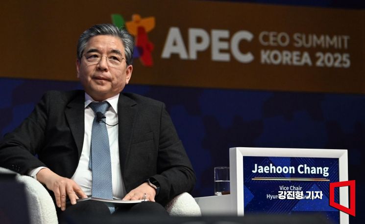 장재훈 현대자동차 부회장이 30일 경주 예술의전당에서 열린 아시아태평양경제협력체(APEC) 정상회의 최고경영자(CEO) 서밋에서 '수소, 모빌리티를 넘어 모두를 위한 차세대 에너지로'를 주제로 이바나 제멜코바 글로벌 수소위원회 CEO와 토론하고 있다. 강진형 기자