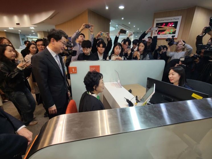 이억원 금융위원장이 30일 서울 중구에 위치한 한화생명 시청고객센터를 찾아 상담사와 사망보험금 유동화를 신청하는 고객이 나누는 대화를 지켜보고 있다. 최동현 기자