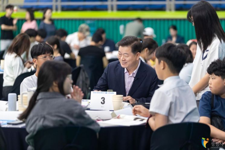 광명시가 다양한 정책에 시민의 목소리를 담아내기 위해 마련한 '500인 원탁토론회'에서 박승원 시장이 학생들과 정책 아이디어를 논의하고 있다. 광명시 제공