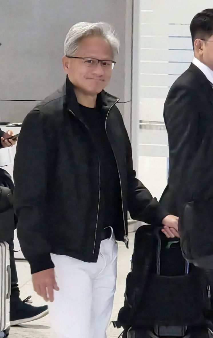 아시아태평양경제협력체(APEC) 정상회의를 계기로 방한하는 젠슨 황 엔비디아 최고경영자(CEO)가 30일 인천국제공항을 통해 입국하고 있다. 2025.10.30. 연합뉴스