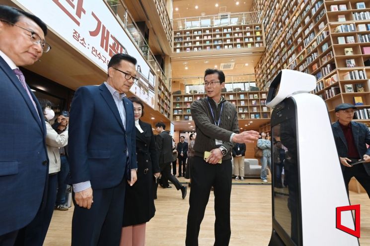 이재호 연수구청장(가운데)이 30일 개관한 송도국제도서관 내부를 둘러보고 있다. 인천 연수구