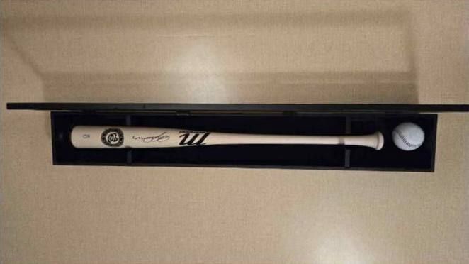 도널드 트럼프 미국 대통령이 이재명 대통령에게 선물한 야구용품. 워싱턴 내셔널스 소속 딜런 크루즈 선수의 친필 서명이 담긴 야구 배트와 야구공. 사진=대통령실