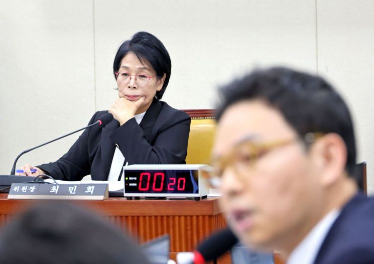 [2025국감]與 무대응에도 국민의힘, '최민희 공세' 계속
