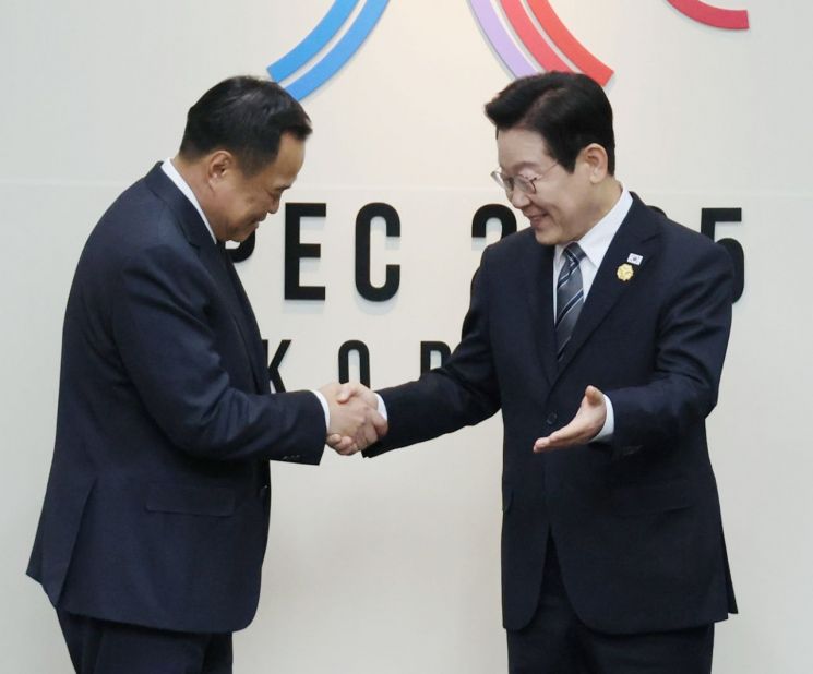 이재명 대통령과 아누틴 찬위라꾼 태국 총리가 30일 경북 경주 APEC 정상회의장에서 양자회담에 앞서 인사하고 있다. 연합뉴스