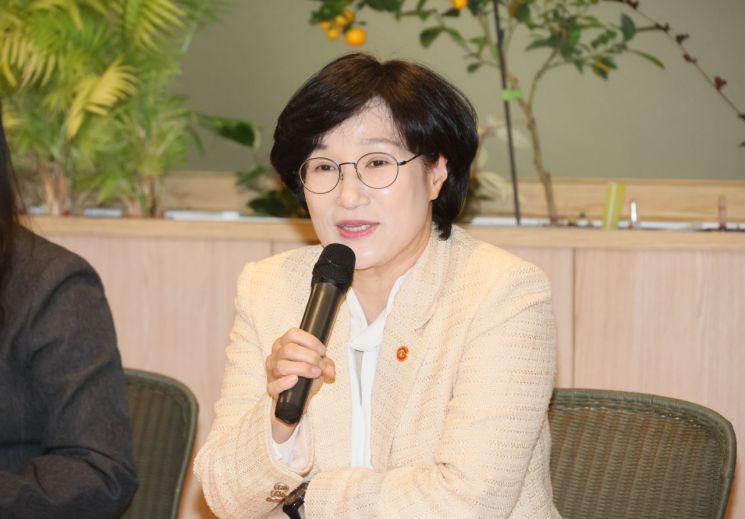 원민경 성평등가족부 장관이 29일 KT&G 상상플래닛에서 제1차 성평등 토크콘서트 '소다팝'을 개최하고 성별 인식격차 진단 및 해소 방안에 대해 청년 참가자들과 토론하고 있다. 성평등가족부