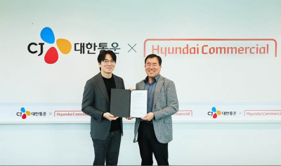 김재완 현대커머셜 본부장(왼쪽)과 최갑주 CJ대한통운 그룹장이 30일 서울 영등포구 여의도 현대커머셜 본사에서 진행된 협약식에서 기념 촬영을 하고 있다. 현대커머셜