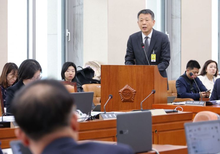 김광일 MBK파트너스 부회장이 30일 국회 기후에너지환경고용노동위원회에서 열린 종합감사에 출석해 의원 질의에 답변하고 있다. 연합뉴스