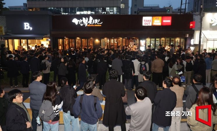 30일 서울 삼성동 인근 깐부치킨에서 젠슨황 엔비디아 최고경영자가 이재용 삼성전자 회장, 정의선 현대차 그룹 회장이 회동할 것으로 알려지자 취재진과 시민들로 붐비고 있다. 2025.10.30 조용준 기자