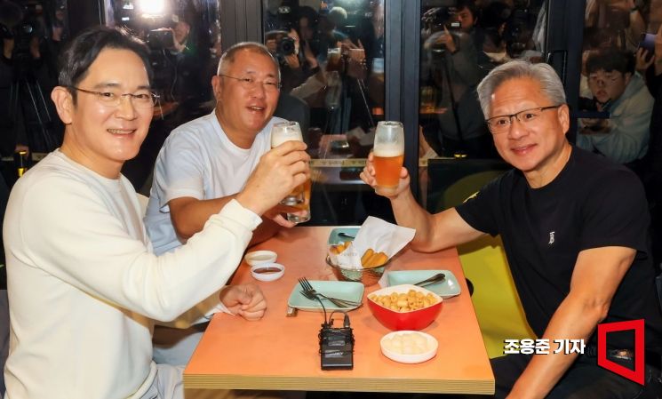 이재용 삼성전자 회장(왼쪽부터)과 정의선 현대차그룹 회장, 젠슨 황 엔비디아 최고경영자(CEO)가 30일 저녁 서울 삼성동의 한 치킨집에서 '치맥' 회동을 하고 있다. 조용준 기자